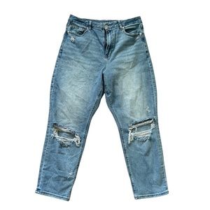 AMERICAN EAGLE CURVY MOM JEAN
